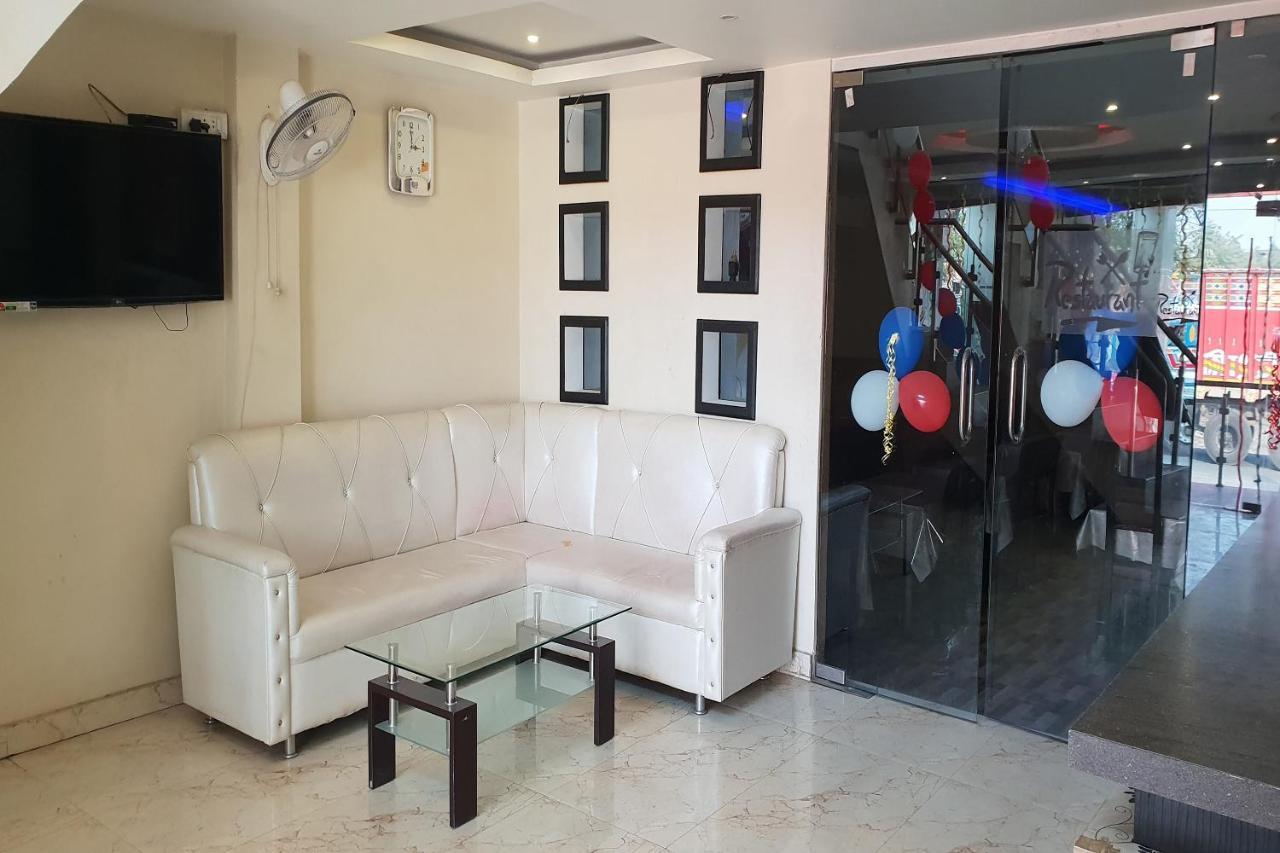 Oyo 27750 Bhagwati Residency Hotell Mirzāpur Exteriör bild